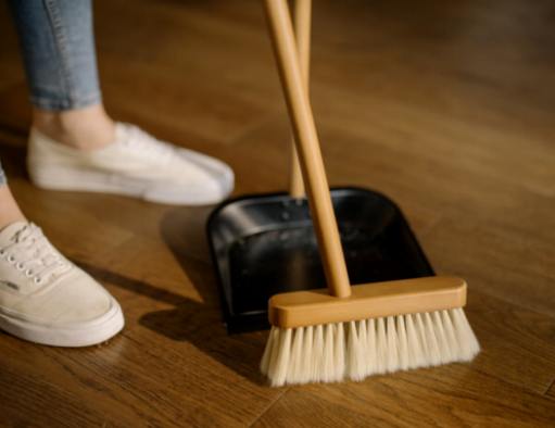 Het opstellen van een schoonmaakroutine voor je thuiskantoor